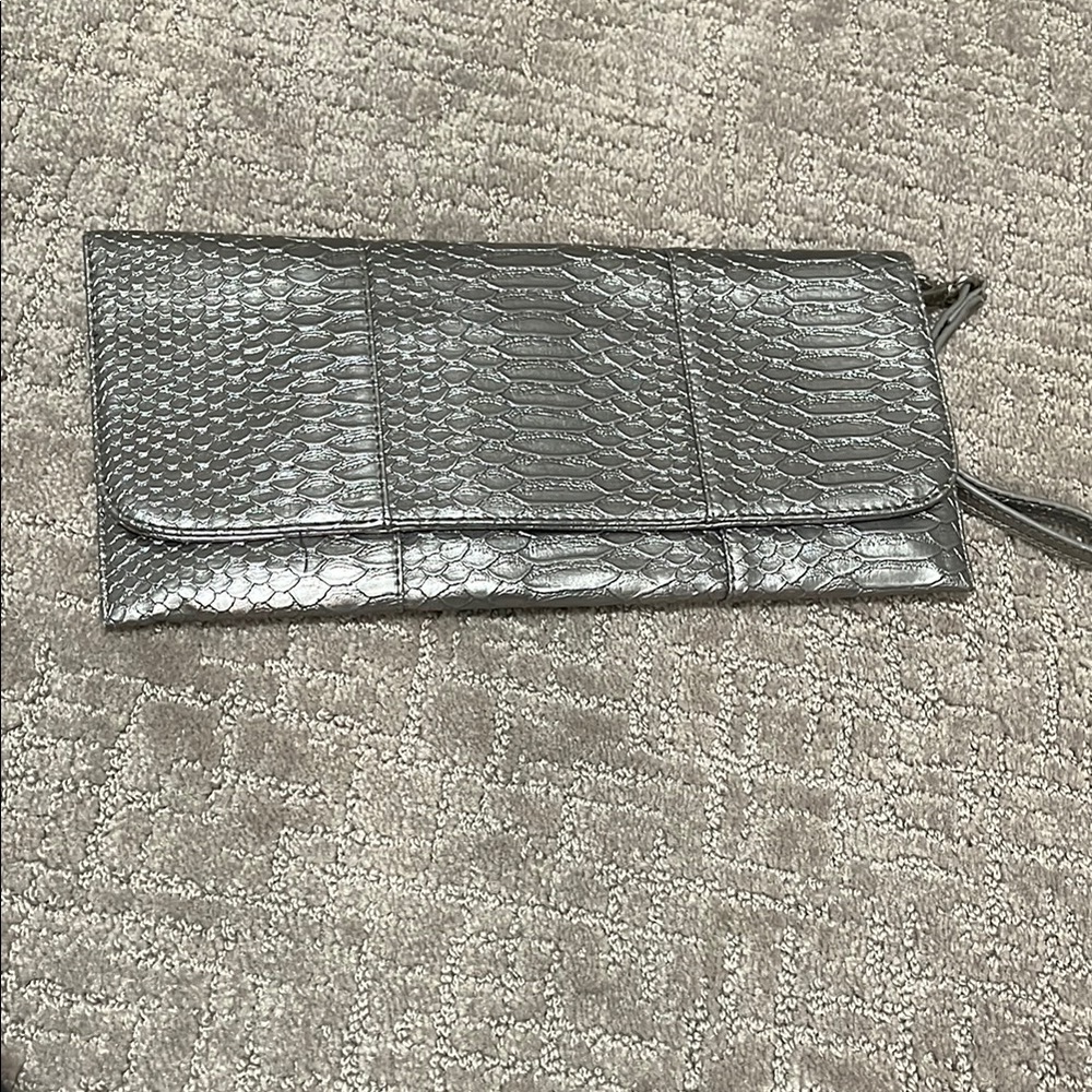 Chic Silver Snakeskin Clutch